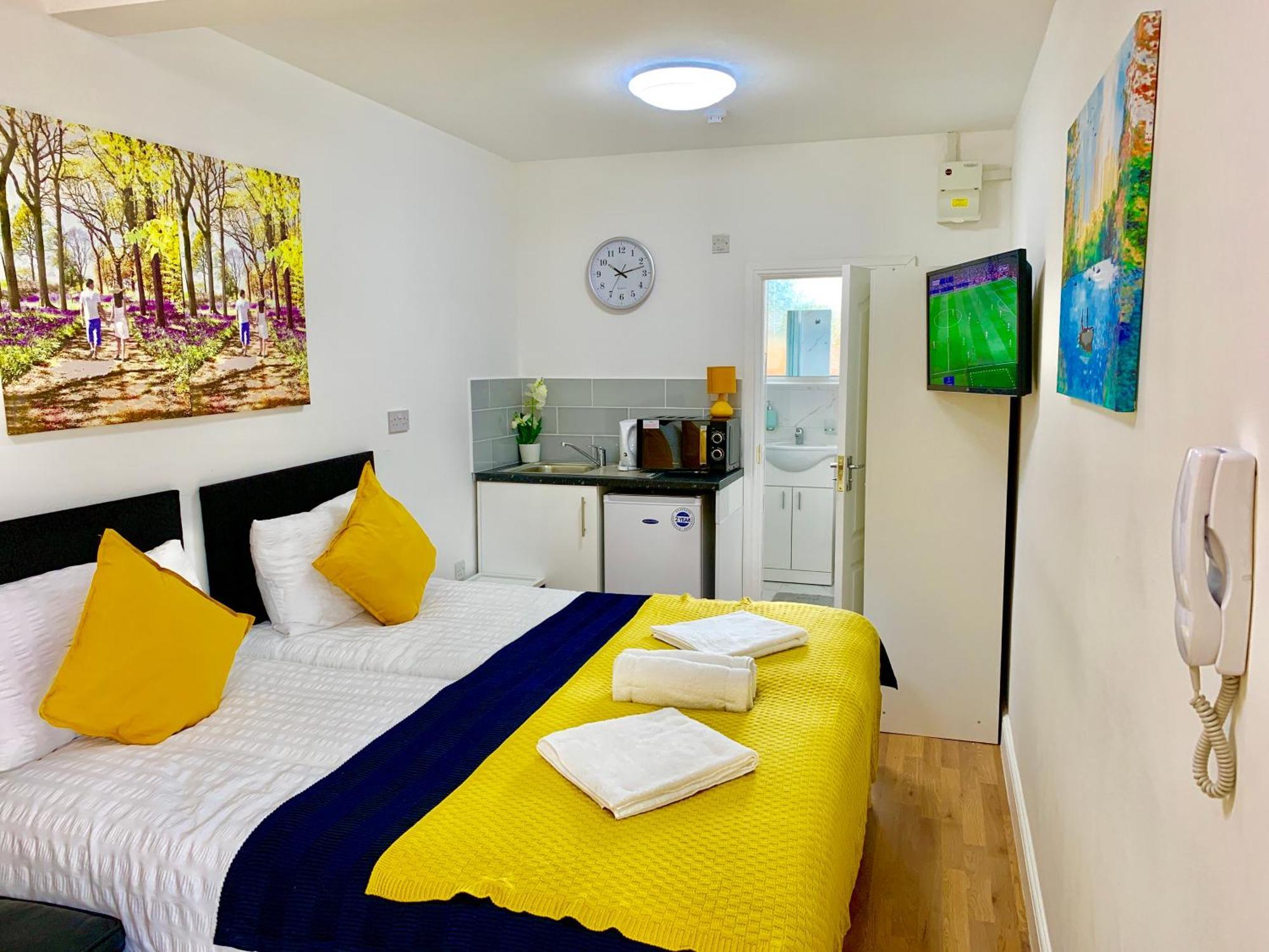 London Studio Apartments, Private Bathroom, Kitchenette, Parking, Np2 Екстер'єр фото