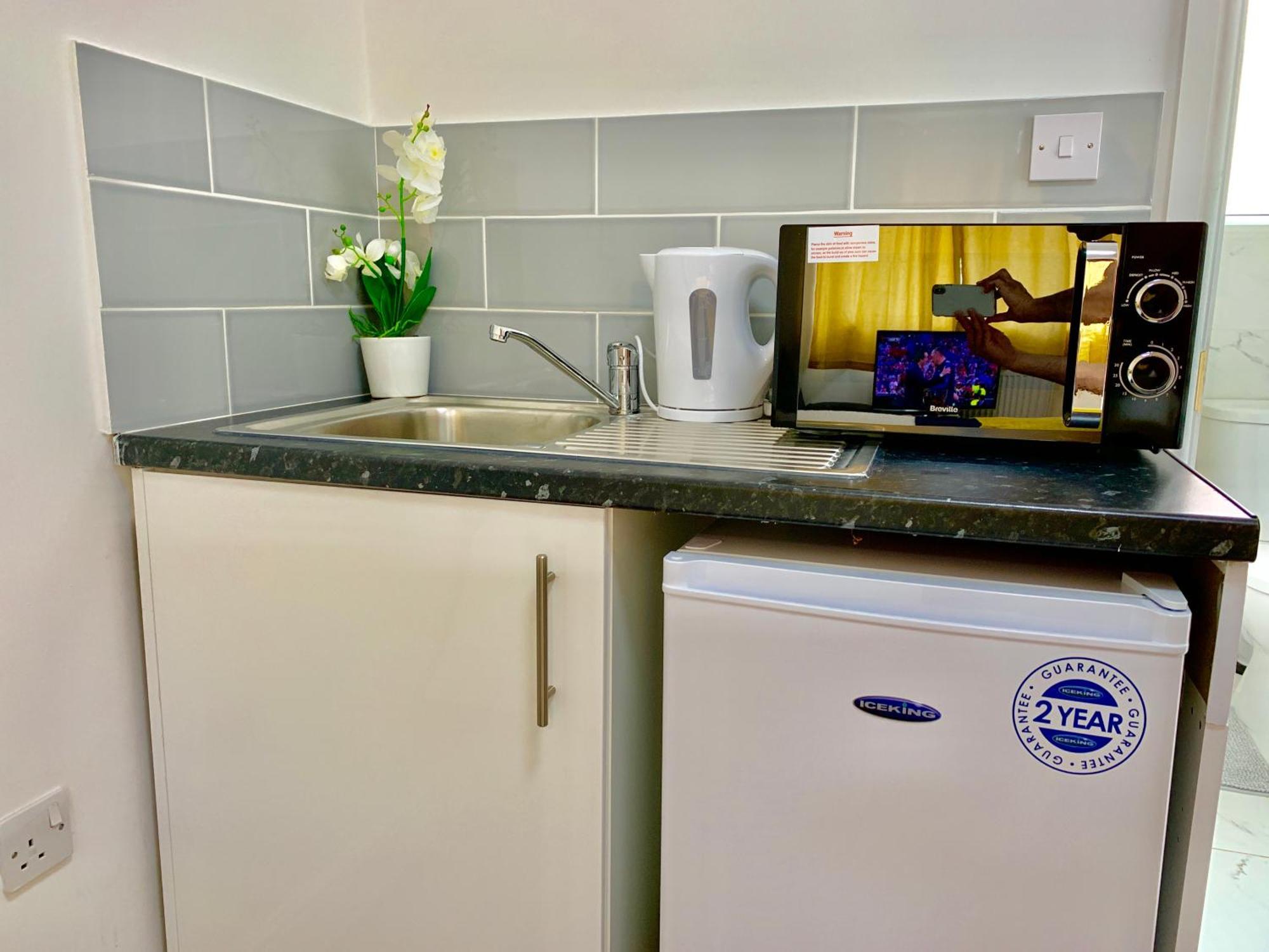 London Studio Apartments, Private Bathroom, Kitchenette, Parking, Np2 Екстер'єр фото