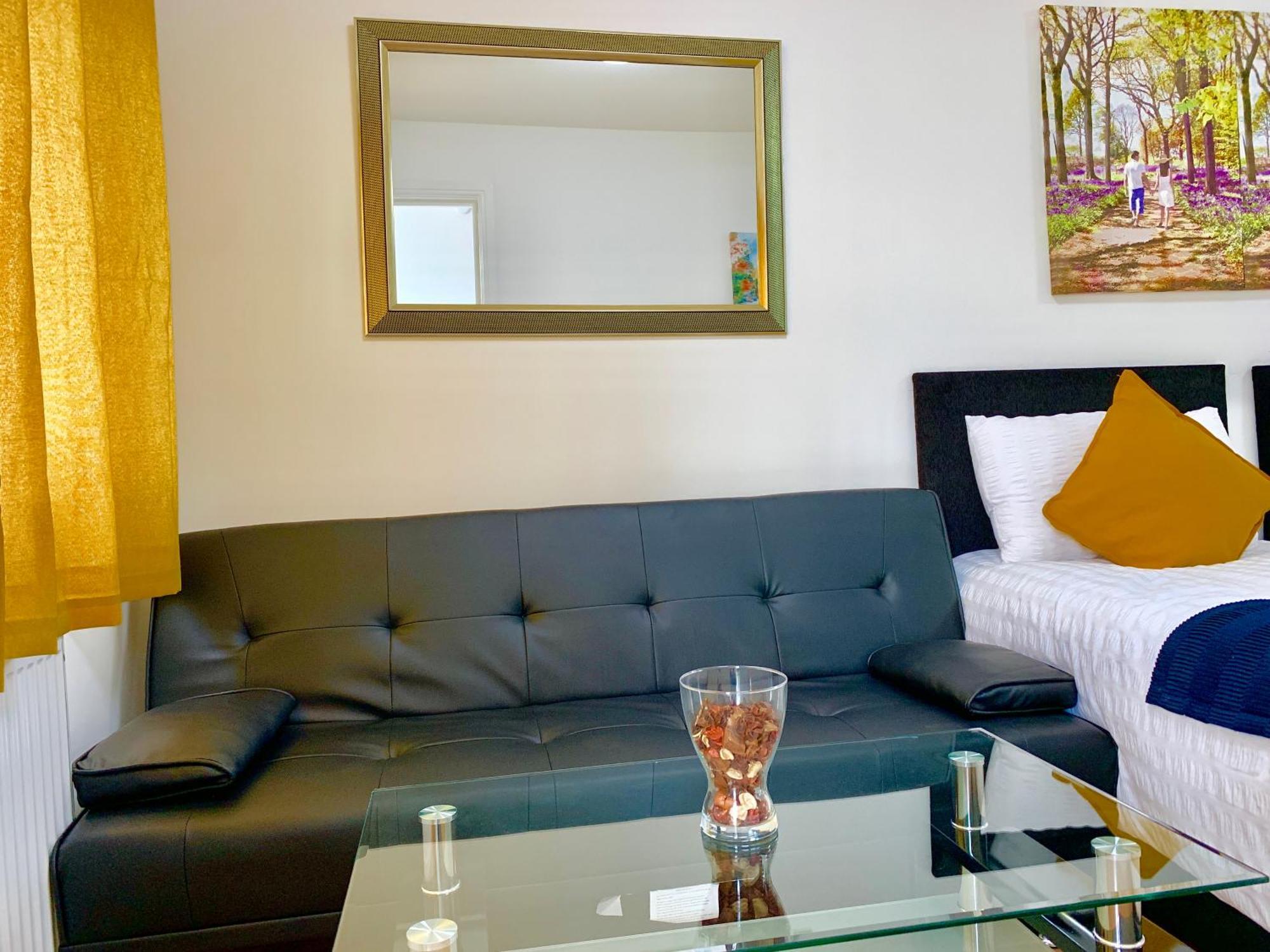 London Studio Apartments, Private Bathroom, Kitchenette, Parking, Np2 Екстер'єр фото